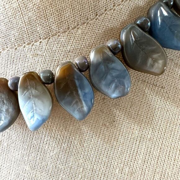 Blue beaded leaf choker necklace - Picture 2 of 11